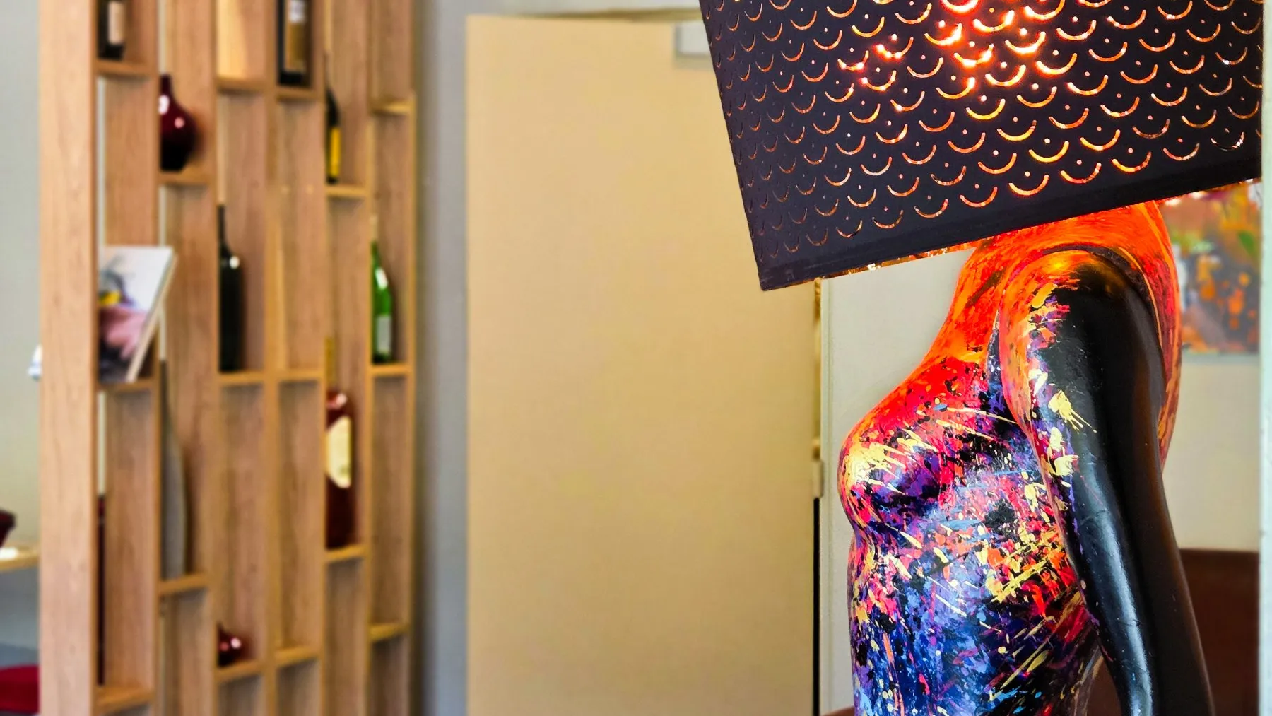 Le bar-lounge du domaine, préparé pour une réception