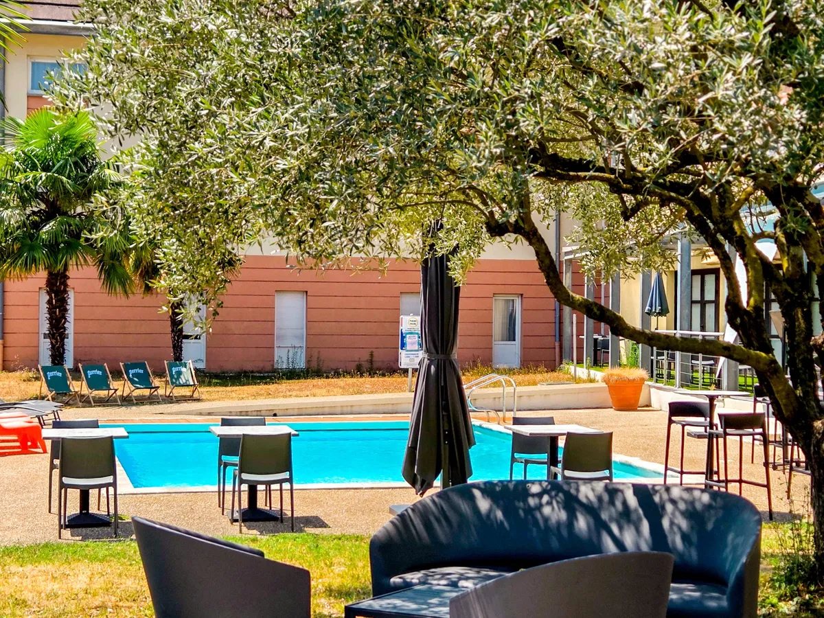La piscine du domaine et sa terrasse en fin de journée