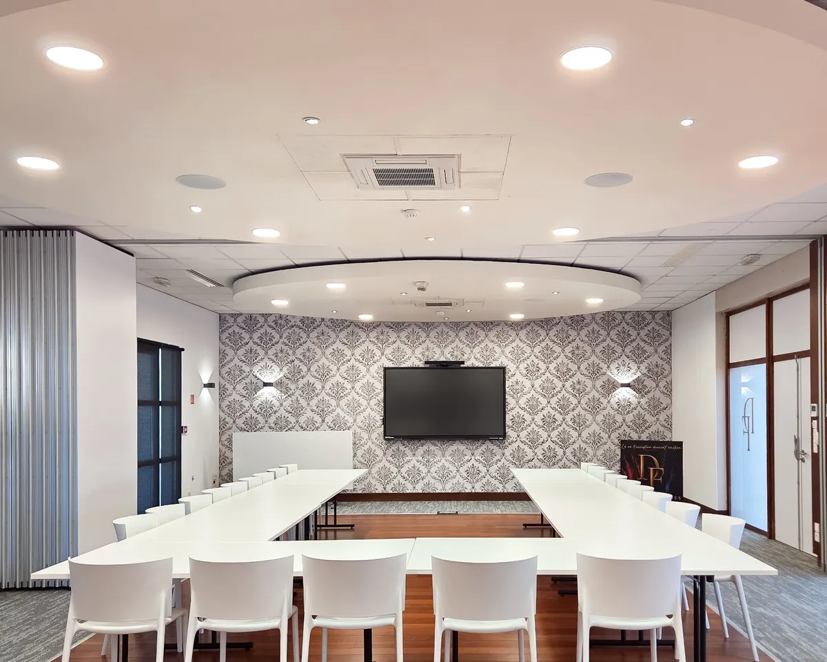 Une salle du domaine dressée en U pour une réunion